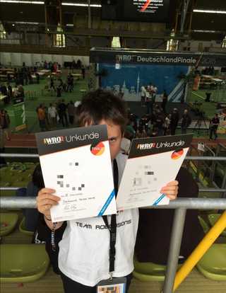 Marvin mit Urkunden beim Deutschlandfinale der World Robot Olympiad